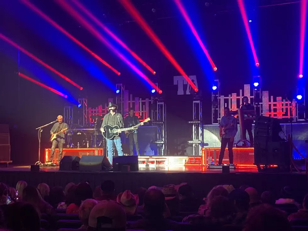 Paisley Dunn Meets Trace Adkins at the Mayo Civic Center